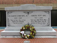 Martin Luther King's grave at the Atlanta Historical Site (© Sjkorea81, CC-BY-SA-3.0)