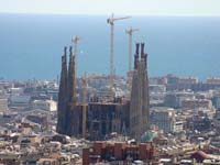A panoramic view of Barcelona's Sagrada Familia (© year of the dragon, CC-BY-ASA-3.0).