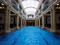 An indoor pool at the Gellert spa (© Roberto Ventre, CC-BY-ASA-2.0)