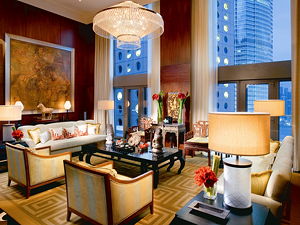 Mandarin Suite living room at Mandarin Oriental, Hong Kong (© Mandarin Oriental Hotel Group, CC BY-SA 3.0)