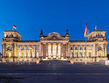 The Reichstag at dusk (© Ansgar Koreng / CC BY-SA 4.0)