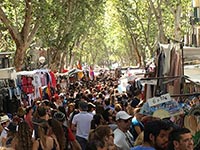 Crowds at El Rastro (© victorgrigas, CC-BY-ASA-3.0).