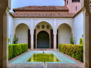 Courtyard garden of the Cuartos de Granada. (© Berthold Werner, CC BY-SA 3.0)