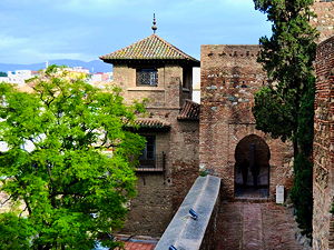 The little walkways and watchtower inside the Alcazaba of Málaga (© Emilio J. Rodríguez Posada, CC BY-SA 2.0)