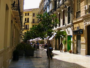 The calle de la Bolsa, a street in the old city centre of Málaga, Spain (© alf.melin, CC BY-SA 2.0)