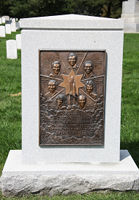 The memorial to the crew of the Challenger Rocket, at Arlington National Cemetery, Washington (© Tim1965, distributed under a CCASA 3.0 unported licence).