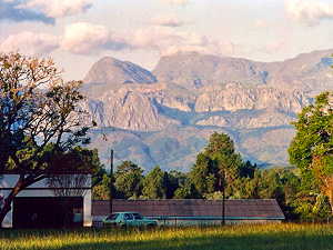 View of the National Park area from behind Chimanimani village stores (© JackyR, CC BY-SA 3.0)